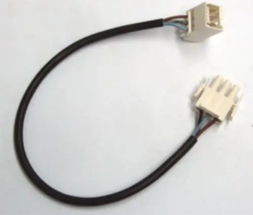 Kabel mit zwei Steckverbindern, das für die Zündeinheit eines Daikin Feuerungsautomaten verwendet wird. Verbindet elektrische Komponenten zur Funktion der Heizungssteuerung.